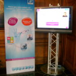 Ecran plat 4K à leds 43" (108cm) sur totem - LG